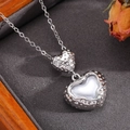 Dettaglio di pendenti a cuore argento con trama in metallo martellato su velluto - Stile Doppio Cuore Madreperla Argento (T026)