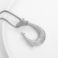 Dettaglio del ciondolo a amo vichingo argento con incisioni vintage e catena - Argento (Con Catena)