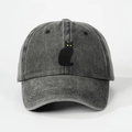 Detalle de gorra de béisbol de algodón lavado con un bordado de gato negro de contraste - Ajustable / Negro