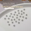 Mini 3,5x3mm metalen bloem nagelkunst bedeltjes met witte strassteentjes voor manicure - Wit (1 stuk)