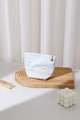 Dettaglio della trousse a righe con cerniera a fiore su vassoio in legno elegante - Piccolo / Righe Blu