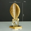 Ornamento piuma d'oro nordica con sfera di cristallo a bolle e base quadrata 16cm altezza - Stile A - Foglia di piuma