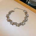 Vue détaillée du bracelet papillon argenté avec fermoir mousqueton et chaînette - Bracelet en Acier Titane Papillon Argent