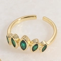 Macro-opname van vijf groene stenen op een 14K vergulde open ring met verstelbare band - Smaragdgroene Zirkonia
