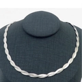 Collar de cadena trenzada plateada de acero de titanio en un maniquí de exhibición - Collar Color Acero de 2 Hebras 40cm