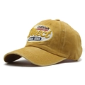 Vista detallada de la gorra de béisbol de algodón amarillo mostaza lavado con bordado - Talla Única (56-60cm) / Amarillo