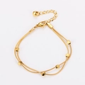 Detalle de la pulsera dorada de doble cadena de serpiente con cubos y cierre de mosquetón - Dorado
