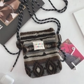 Sac bandoulière en peluche à pois arc-en-ciel avec accessoires de mode sur fond blanc - Rayures de Style Ethnique