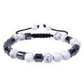 Dettaglio del bracciale regolabile con pietre di marmo bianco e perle magnetiche - Howlite