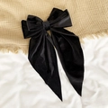 Elegante lazo para el pelo en terciopelo negro con cintas largas sobre fondo de punto - Negro
