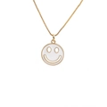 Minimalistische Goldkette mit weißem, rundem Smiley-Anhänger auf weißem Hintergrund - Weiß
