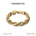 Vista de cerca de la pulsera de cadena en O bañada en oro de 18k con grabado floral - Dorado