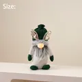Grüner gestrickter Weihnachtszwerg mit Goldflügeln und leuchtender Nase, 33cm Plüschfigur - Großer Geweih-Gnom mit Licht (Dunkelgrün)