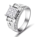 Alliance luxueuse pour homme à large bande avec pierre centrale princesse et zircons - US 6 / Or blanc