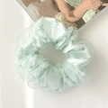 Detailaufnahme von Organza-Haargummi in Hellgrün mit Blumenmuster und feiner Textur - Double Layer Gauze Floral Style / Grün