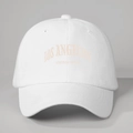 Détail de la broderie vintage Los Angeles sur une casquette en coton blanc respirant - Blanc