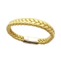 Dettaglio di un bracciale intrecciato dorato con chiusura rettangolare in metallo lucido - Bracciale magnetico intrecciato oro (30145)