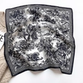 Primer plano detallado de un pañuelo de seda con estampado de animales Toile de Jouy - 53x53cm / Negro