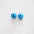 Makroaufnahme von zwei 14mm bonbonfarbenen blauen Metallglocken für Haustierhalsbänder - Blau