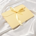 Elegante confezione regalo gialla a forma di busta con fiocco in nastro di seta - Beige