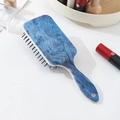 Dettaglio spazzola per capelli blu texture legno con setole nere su sfondo bianco - Blu a fantasia