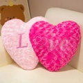 Rosa und rosenrote Herzplüschkissen mit I Love Stickerei auf weißem Sofa - Rosensamt - Rosarot (LOVE Stickerei) / 55*40cm
