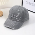 Détail de la casquette de baseball en jean gris délavé avec broderie vintage et texture déchirée - Broderie de Lettres GROW IN UP / Gris