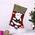 Dettaglio calza di Natale in peluche rosso con Babbo Natale 3D e risvolto a quadri verdi - Babbo Natale che Scia