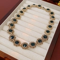 Dettaglio collana vintage a fiori con gemme blu in una scatola regalo in legno - Collana / Blu