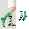 Asymmetrische Baumwollsocken mit grünen Streifen und klassischen Fußballkaros - Fußball-Sport Stil (1058)