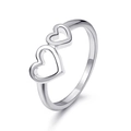 Bague minimaliste argentée avec un design unique de cœurs évidés et une finition polie brillante - Taille unique / Plaqué or blanc 2 cœurs évidés x319