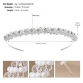 Primer plano detallado de pedrería de cristal y perlas blancas en una diadema plateada - Estilo denso de diamantes de imitación y perlas (TS-J3242S)