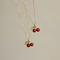 Elegante collana a catena dorata con ciondolo a ciliegia in corniola rossa - Oro