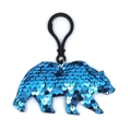 Dettaglio di un portachiavi a forma di orso con paillettes blu e gancio nero - Orso polare