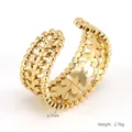 Vista macro de un anillo de hoja chapado en oro de 9,7mm con diseño calado pulido - Dorado