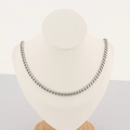 Primer plano detallado de una cadena de eslabones cubanos de plata en busto de madera - Pulsera 20CM / Color Acero