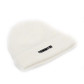 Vue détaillée du bonnet en maille côtelée blanche avec broderie de lettres TOMMYRI - Taille unique / Blanc
