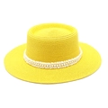 Dettaglio di un cappello di paglia giallo con eleganti perle bianche e decorazione in pizzo - M (56-58cm) / Giallo