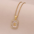 Détail du pendentif rectangle en or 18K avec lettre S en nacre et zircons brillants - Lettre S