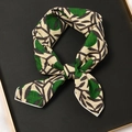 Carré de soie beige à pois verts et motifs de feuilles noires sur plateau en cuir - 55x55cm / Lotus à Sept Feuilles Beige Vert