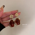 Boucles d'oreilles géométriques vintage en résine ambre avec cadre doré texturé - Ambre