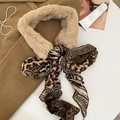 Detail van winterse luipaardprint sjaal met beige imitatiebont kraag en zijden lint - Koffie Bontkraag Python Sjaal