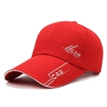 Berretto da baseball in tela rossa con ricamo CAP Sport Style e tesa lunga per protezione solare - Regolabile / Rosso