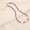 Detail der handgefertigten Halskette mit lila Natursteinen, weißen Perlen und Goldperlen - 5# Amethyst-Farbe