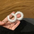 Dettaglio di orecchini a cerchio in peluche bianco con consistenza soffice e perni - Cerchio in Peluche Bianco (0102)