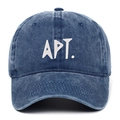 Dettaglio del ricamo bianco APT. su cappello in denim lavato blu navy con cuciture visiera - Blu navy