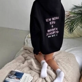 Oversize-Hoodie in Schwarz mit russischem Spruch auf dem Rücken im Streetwear-Stil - S / Schwarz