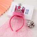 Diadema corona rosa Happy Birthday con letras brillantes de plata y detalle velo de malla - Rosa Rojo