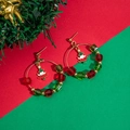 Minimalistische kerstoorringen met roodgroene kralen en kerstboombedels op feestelijke achter - Rode Groene Vierkante Kralen Kerstboom Ring