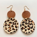 Boucles d'oreilles en cuir imprimé léopard avec crochets dorés et détails marron - Style d'Épissage Rond Double Léopard Marron (24)